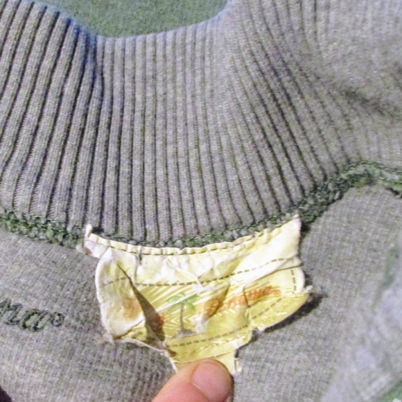 Donating 2/1 Tommy Bahama Md Reversible Sweatshirt - Picture 8 of 8